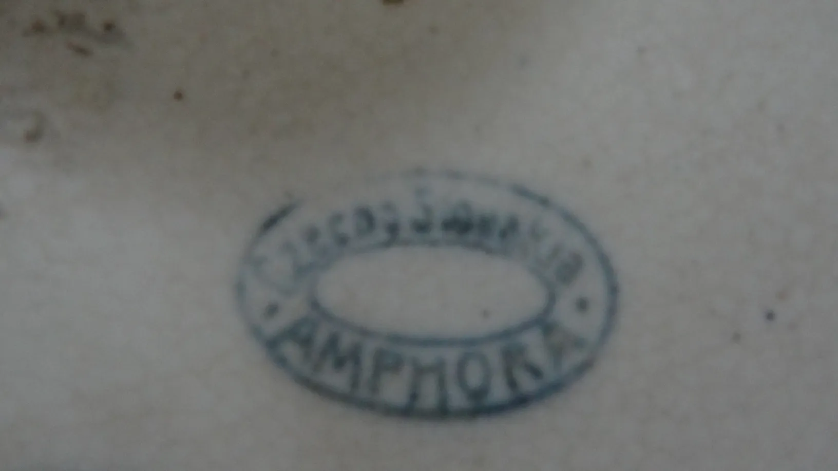 antike Keramik mit blauem Stempel am Boden