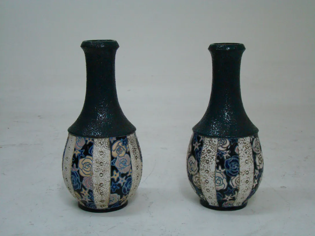 Une paire de vases anciens en céramique avec motif floral