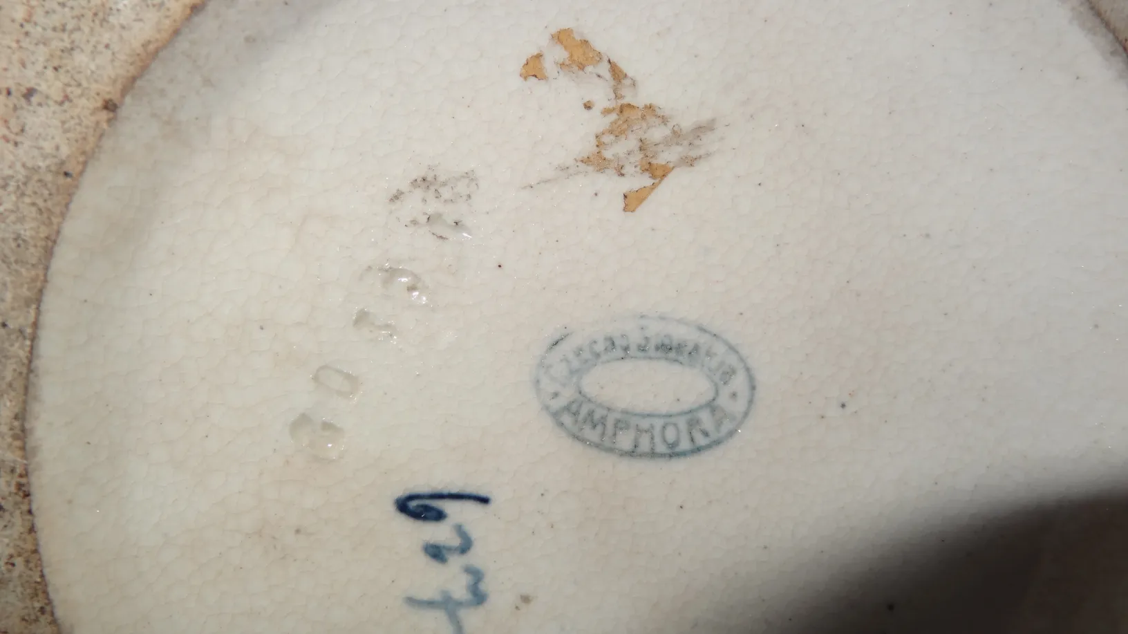 cerámica antigua con detalles visibles y marcas