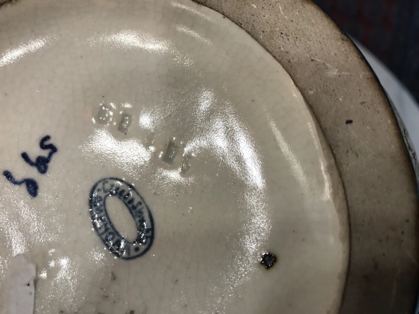 dettaglio di ceramica antica dipinta con segni