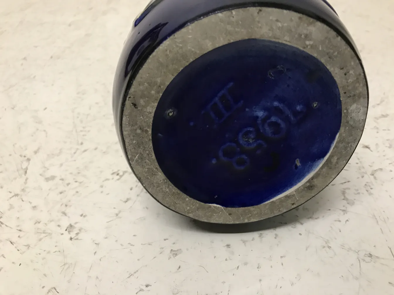 Antiga cerâmica azul com base decorativa