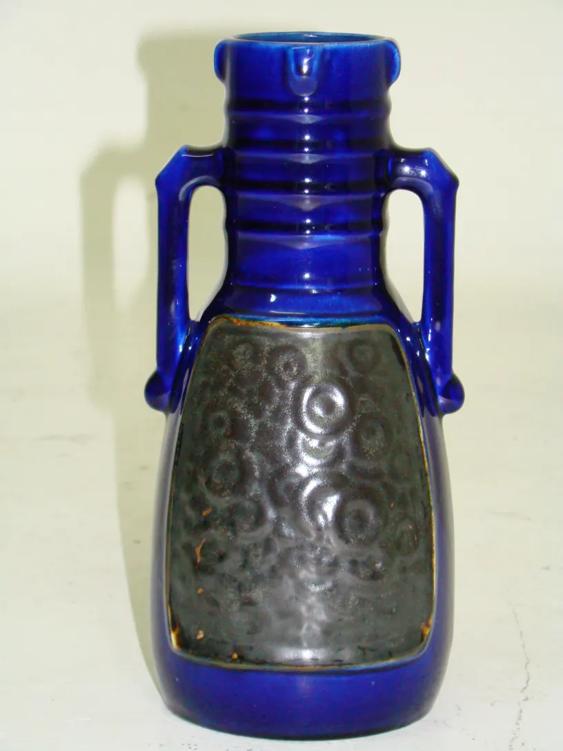 vase en céramique bleue ancienne avec décorations