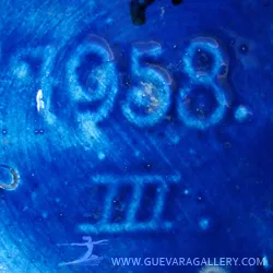 cerâmica antiga decorativa azul com design intricado