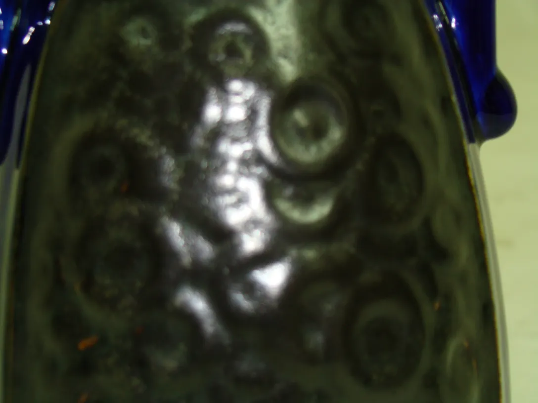 vase di ceramica antica con texture circolare