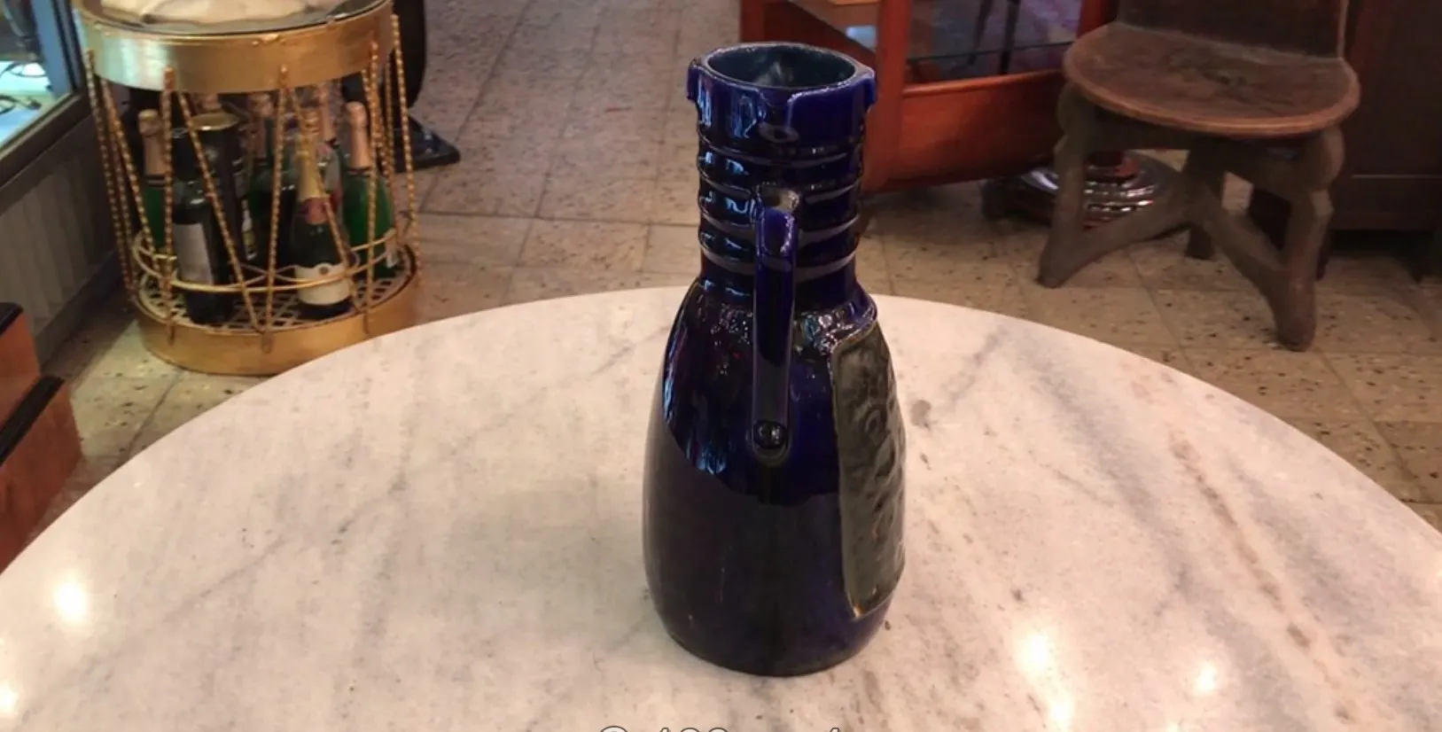 alte blaue Keramikkanne auf weißem Tisch