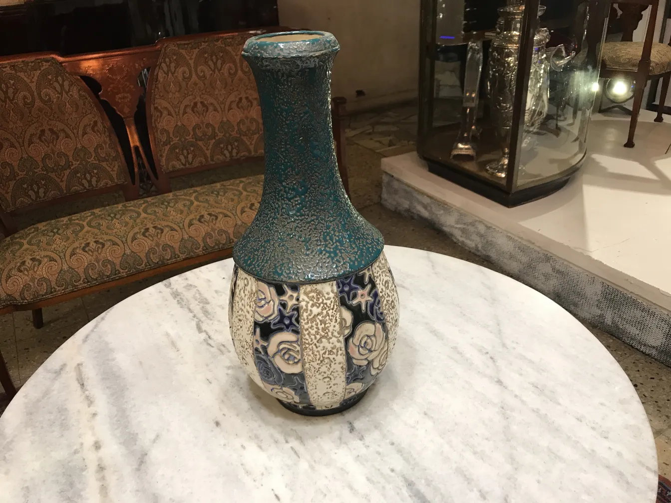 Antike Keramik vase in weiß und blau, klassisches Ambiente