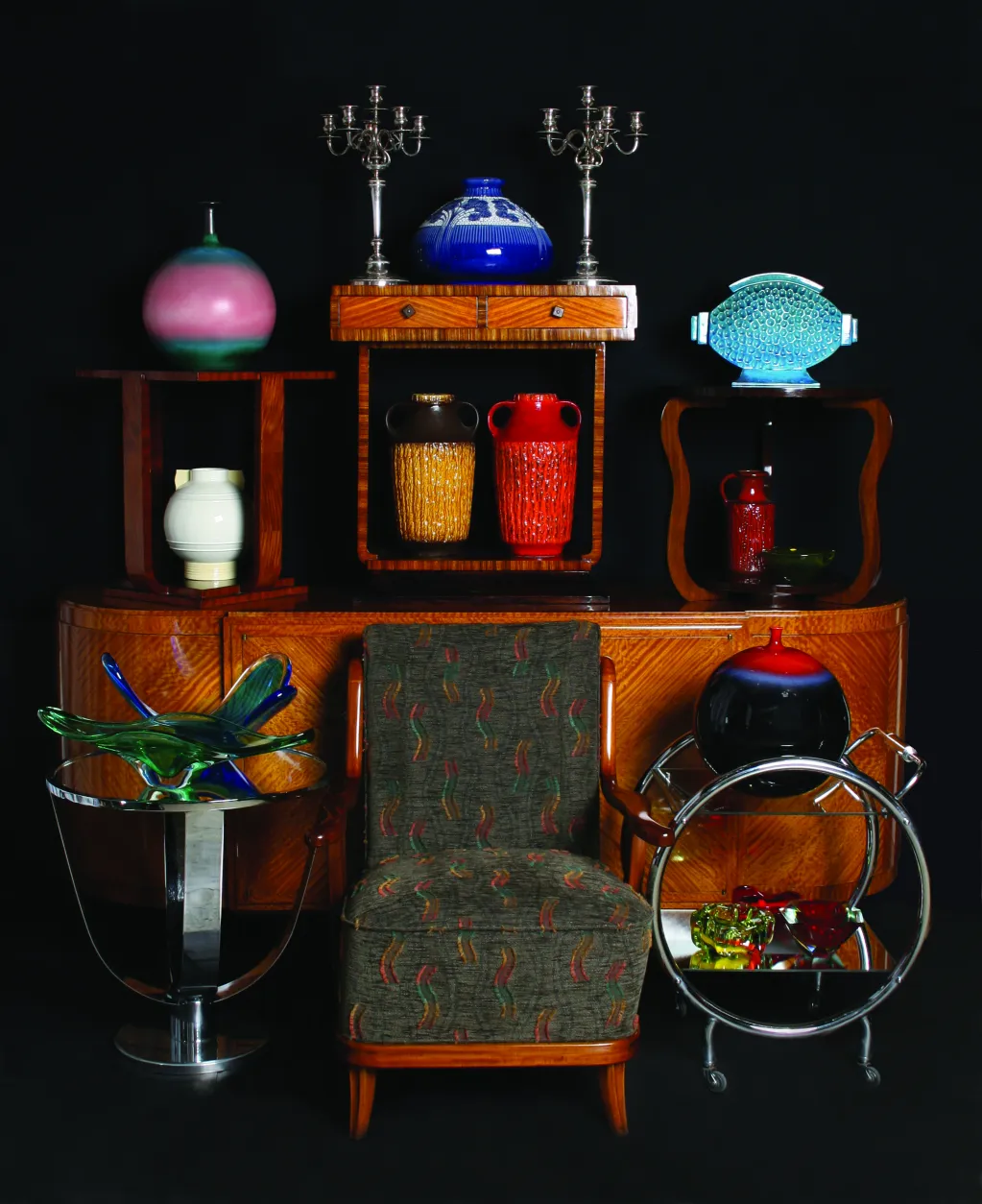 Collection de céramiques décoratives anciennes en vitrine.