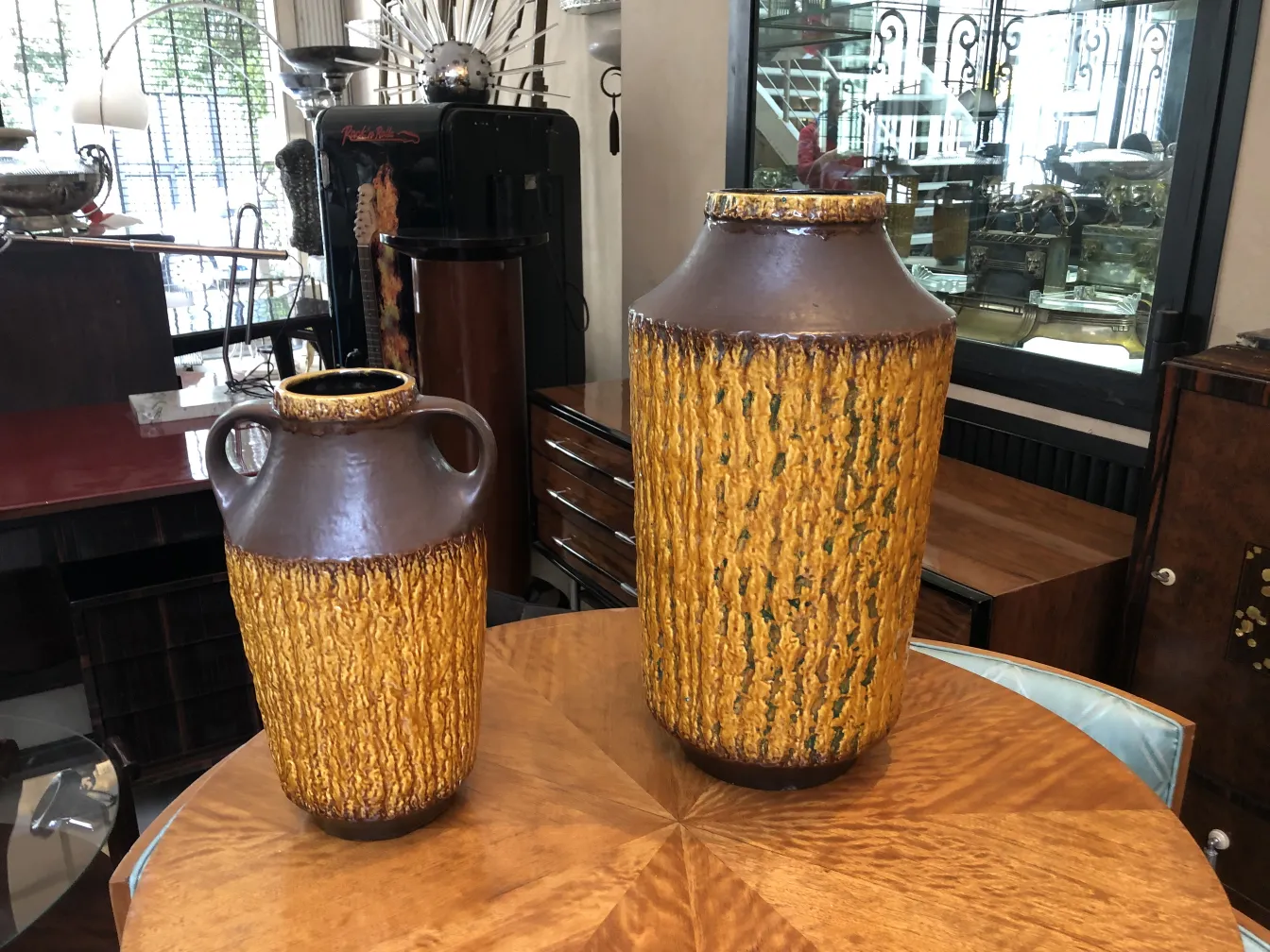 Vasos decorativos antigos de cerâmica com texturas marcantes