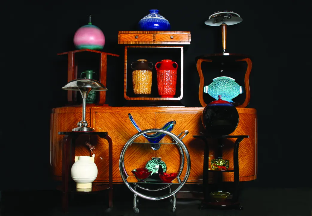 Collezione di ceramiche antiche di diverse forme e colori.