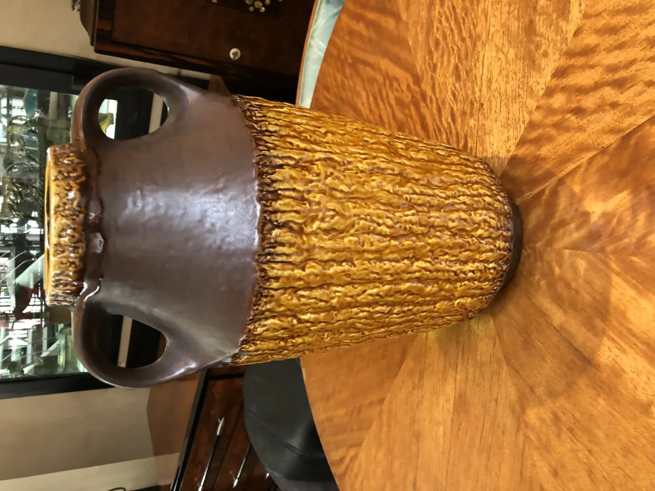 खास बनावट और आकार वाली प्राचीन सजावटी क्रीमिका।