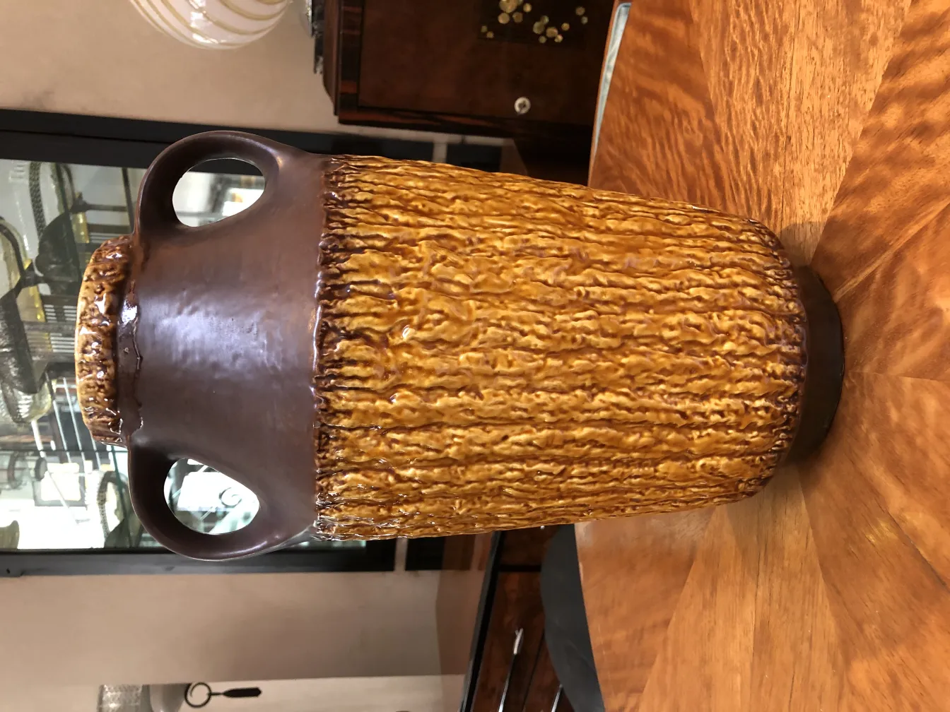 Vaso antigo de cerâmica com texturas marrons e amarelas