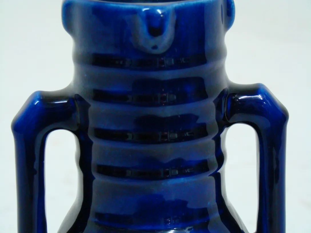 Antiker blauer Keramiktopf mit erhabenen Details