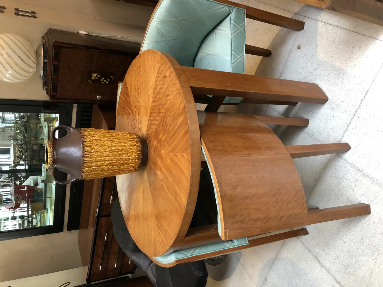 Antike keramische Vase mit spezieller Textur auf einem Tisch.