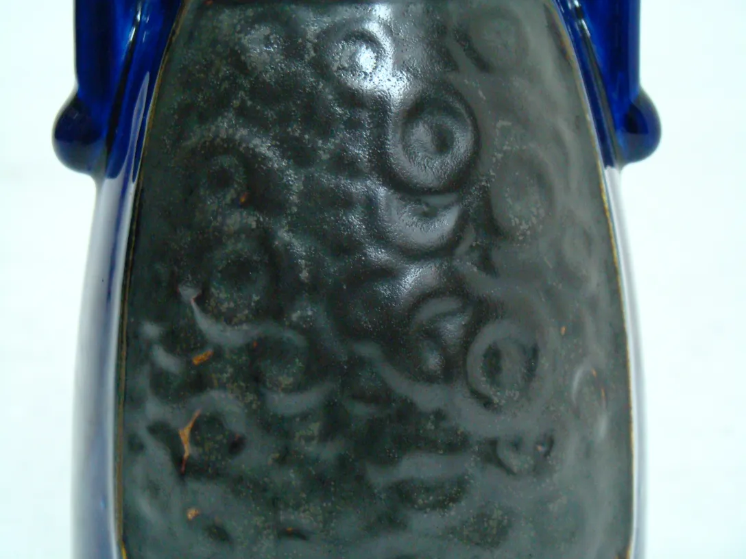 Decorazione sferica in ceramica antica con design in rilievo