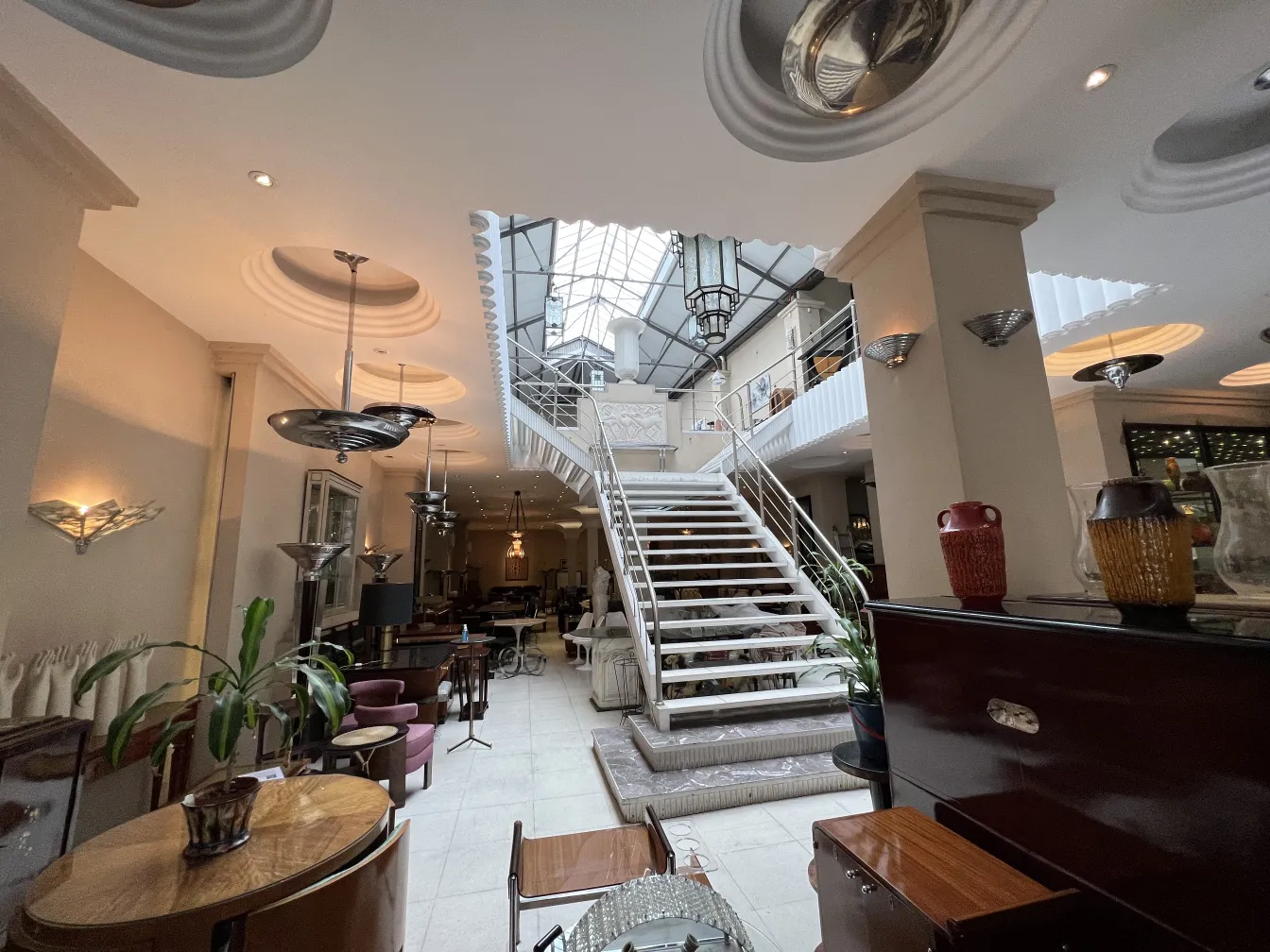 Antica decorazione ceramica in un ambiente elegante con mobili.