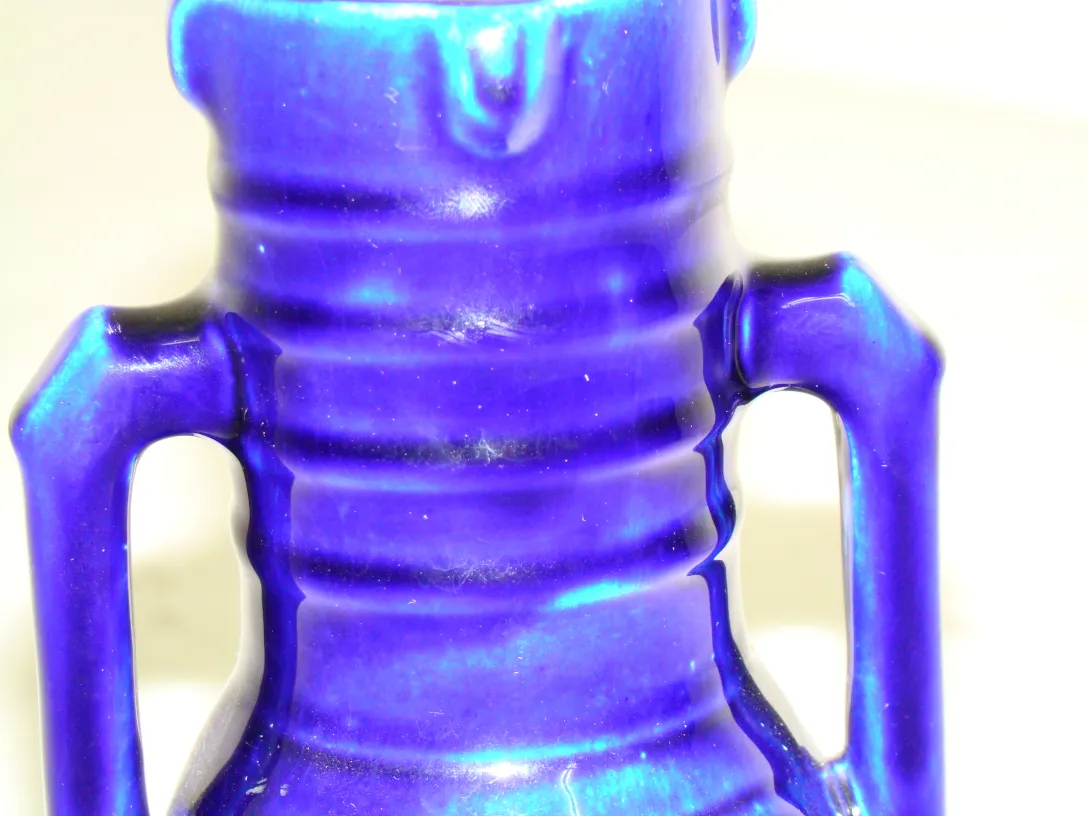 Vase en céramique bleue ancienne avec surface brillante et poignées