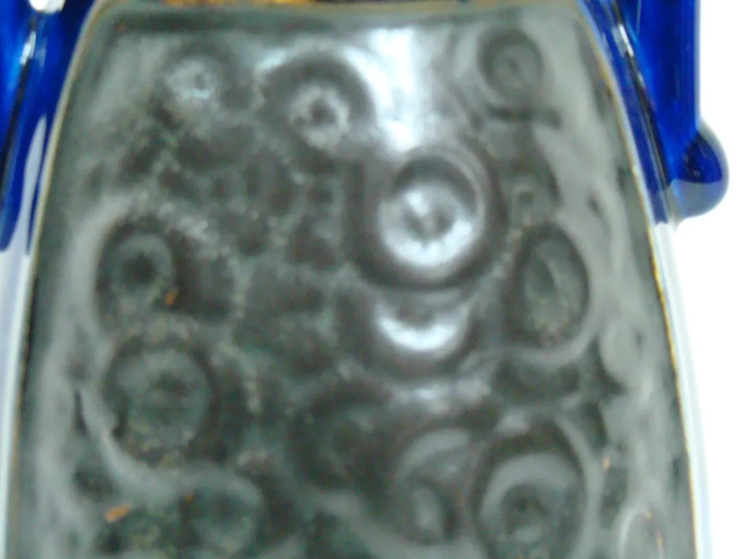 ceramica antica con texture e forme circolari, sfondo scuro