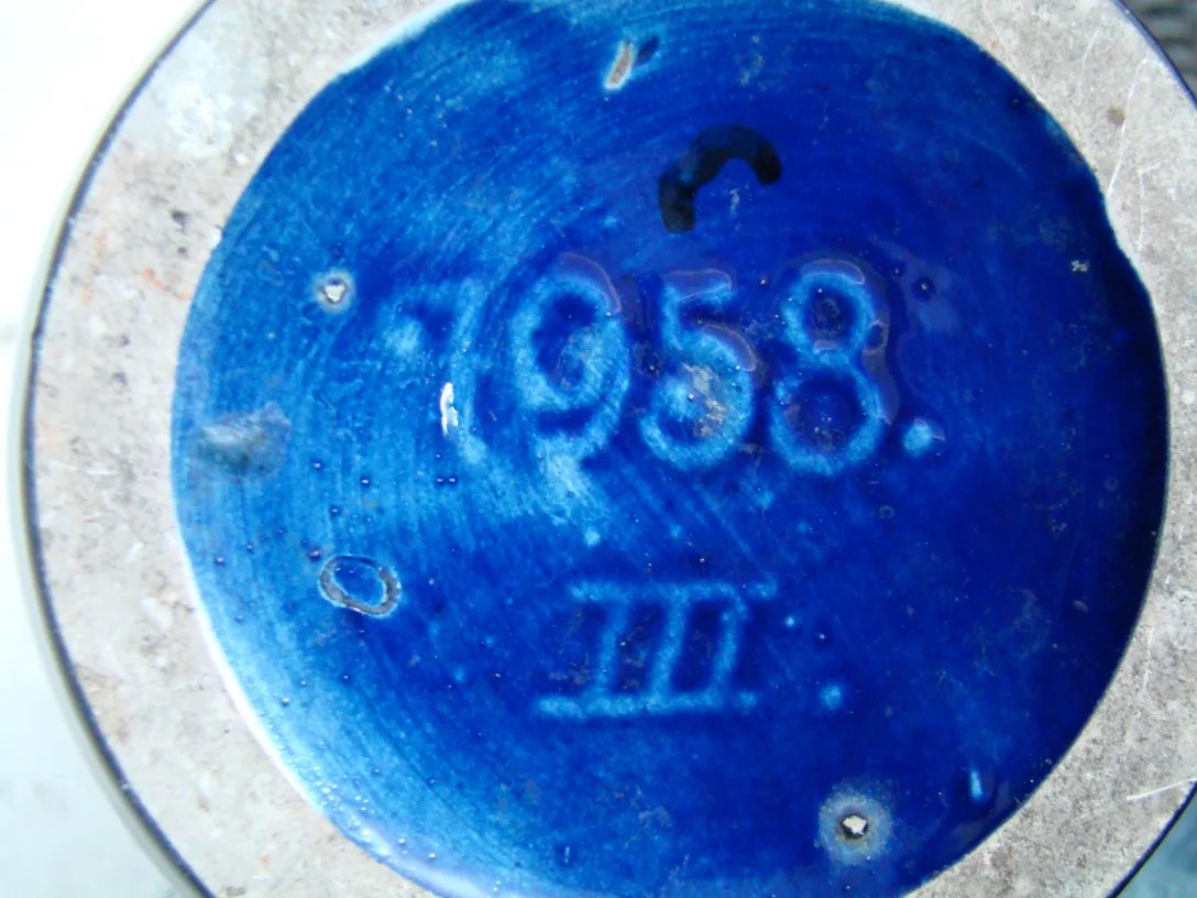 古董陶瓷盘，带有明亮的蓝色涂层和标记。