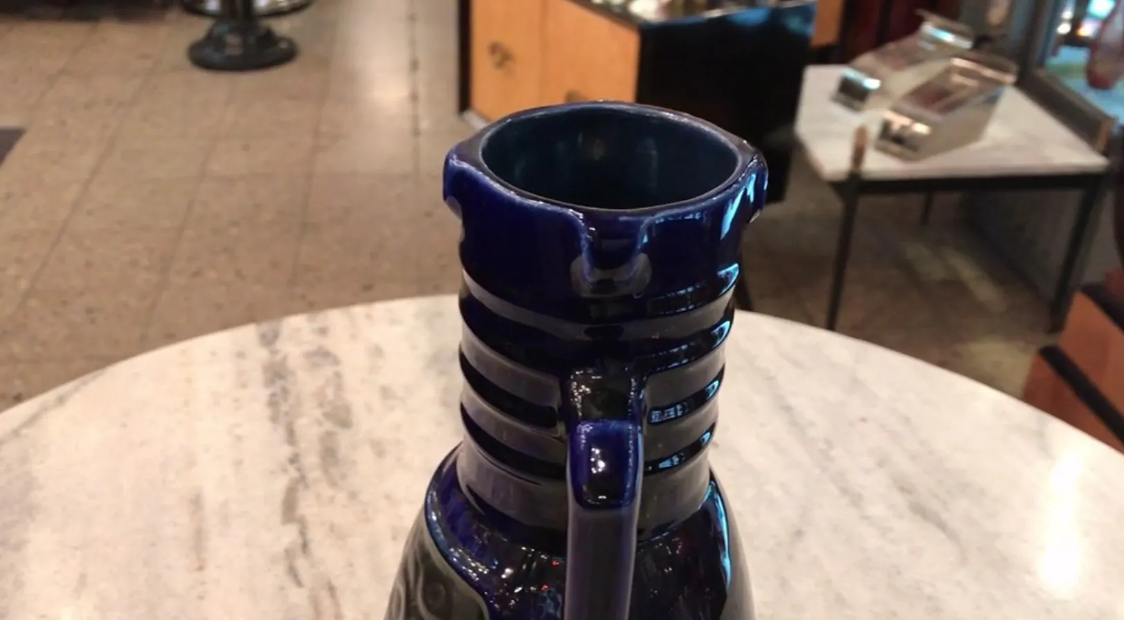 Szene einer antiken blauen Keramik mit gestreiften Details.