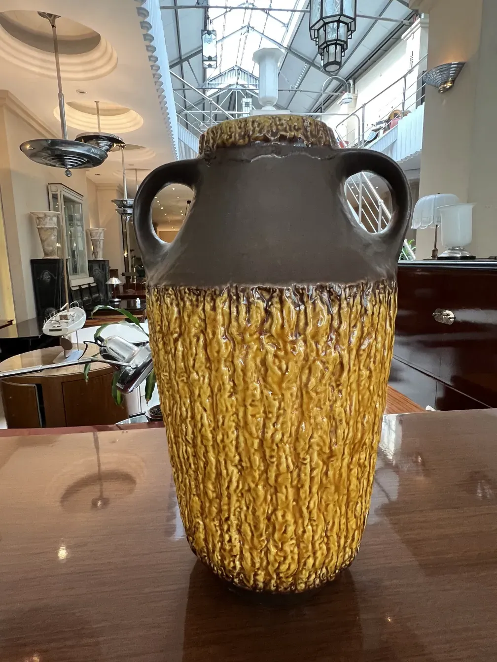 antike Keramikvase mit gelber und brauner Textur