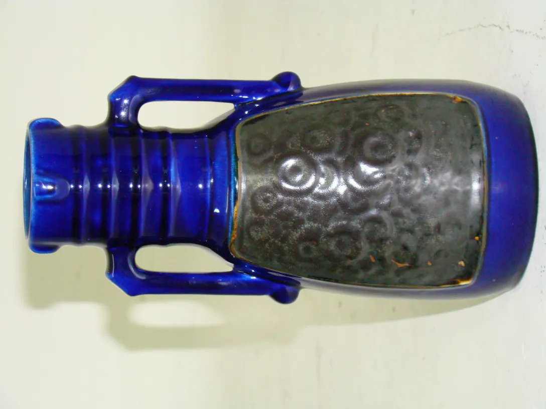 eine antike blaue Keramik mit einem einzigartigen Design und erhabenen Details