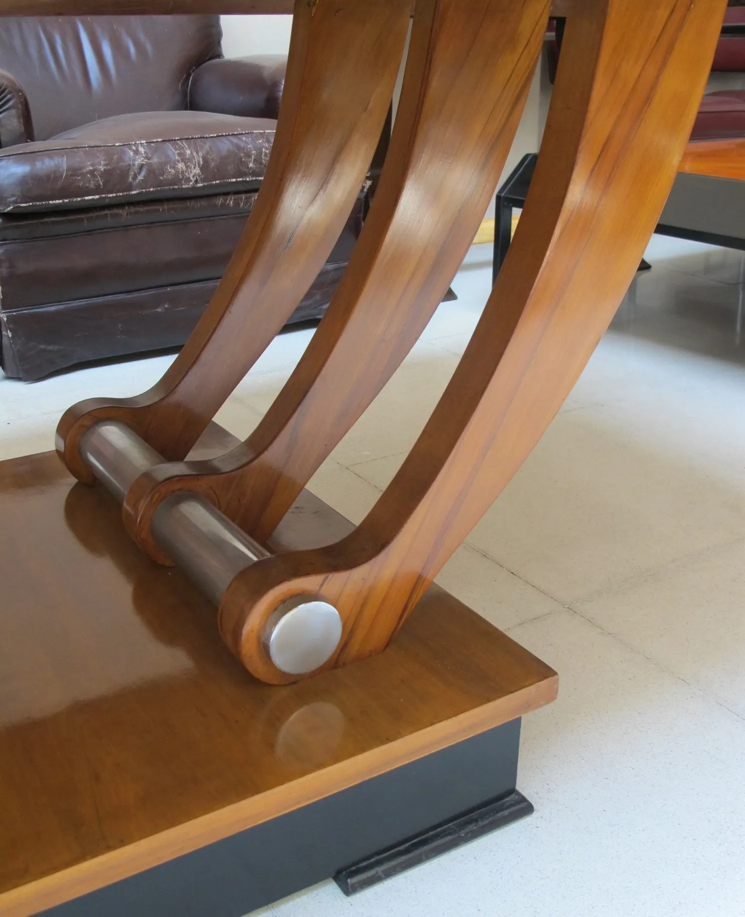 Mesa de jantar antiga para 12 pessoas com design elegante em um ambiente aconchegante.