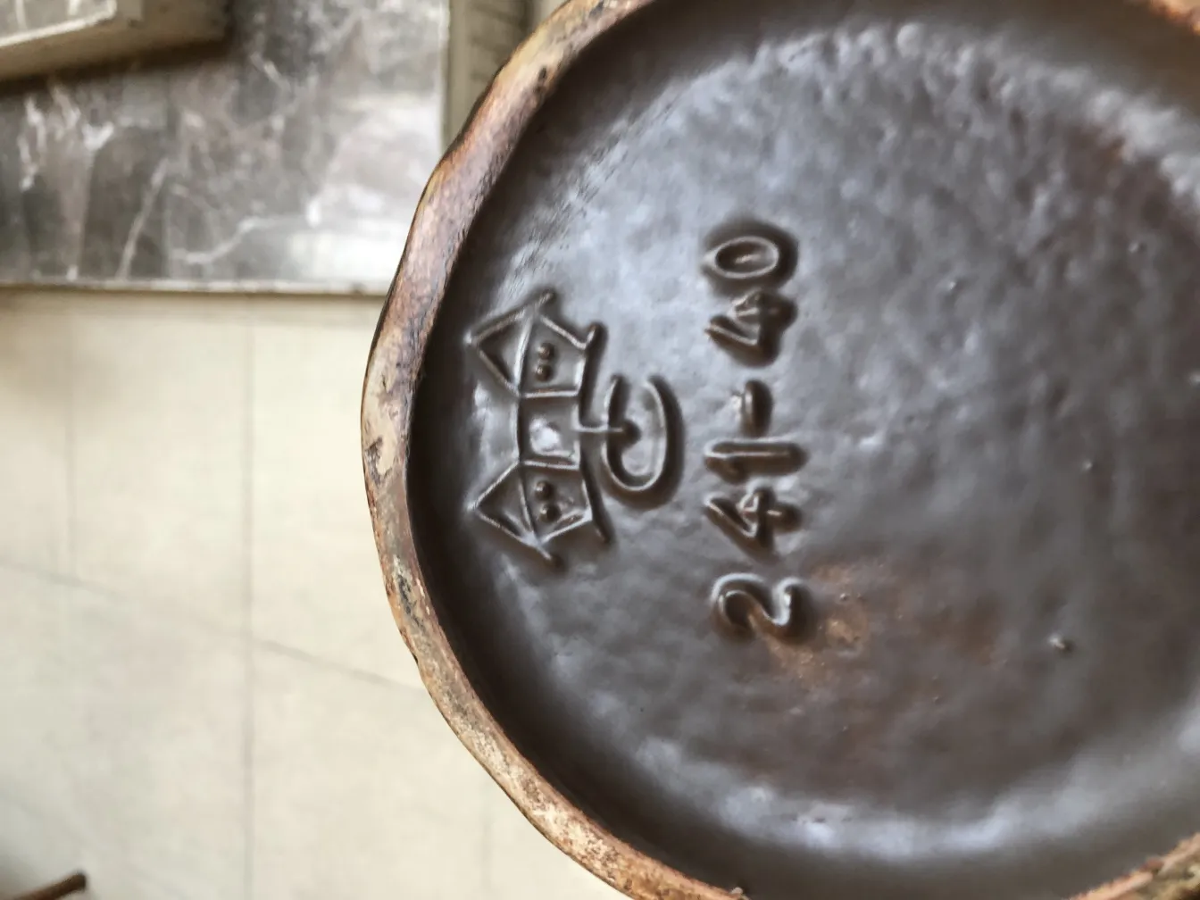 Ceramica antica con design e marchio alla base