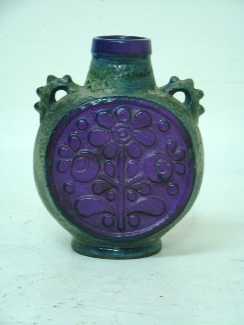 Garrafa de cerâmica decorativa antiga com padrão floral