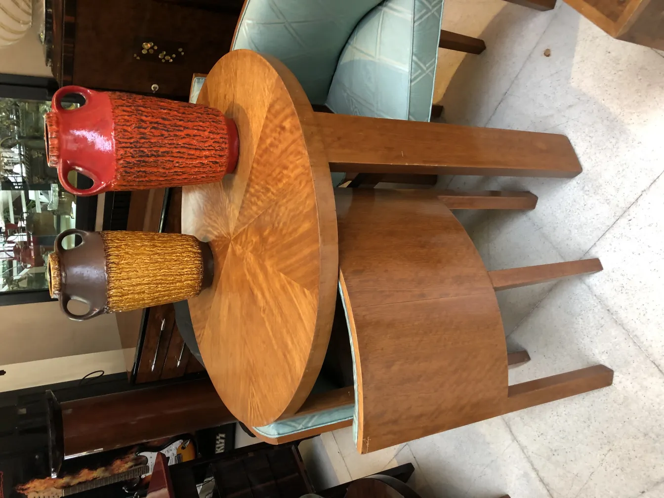 Due vasi decorativi in ceramica antica su un tavolo di legno.