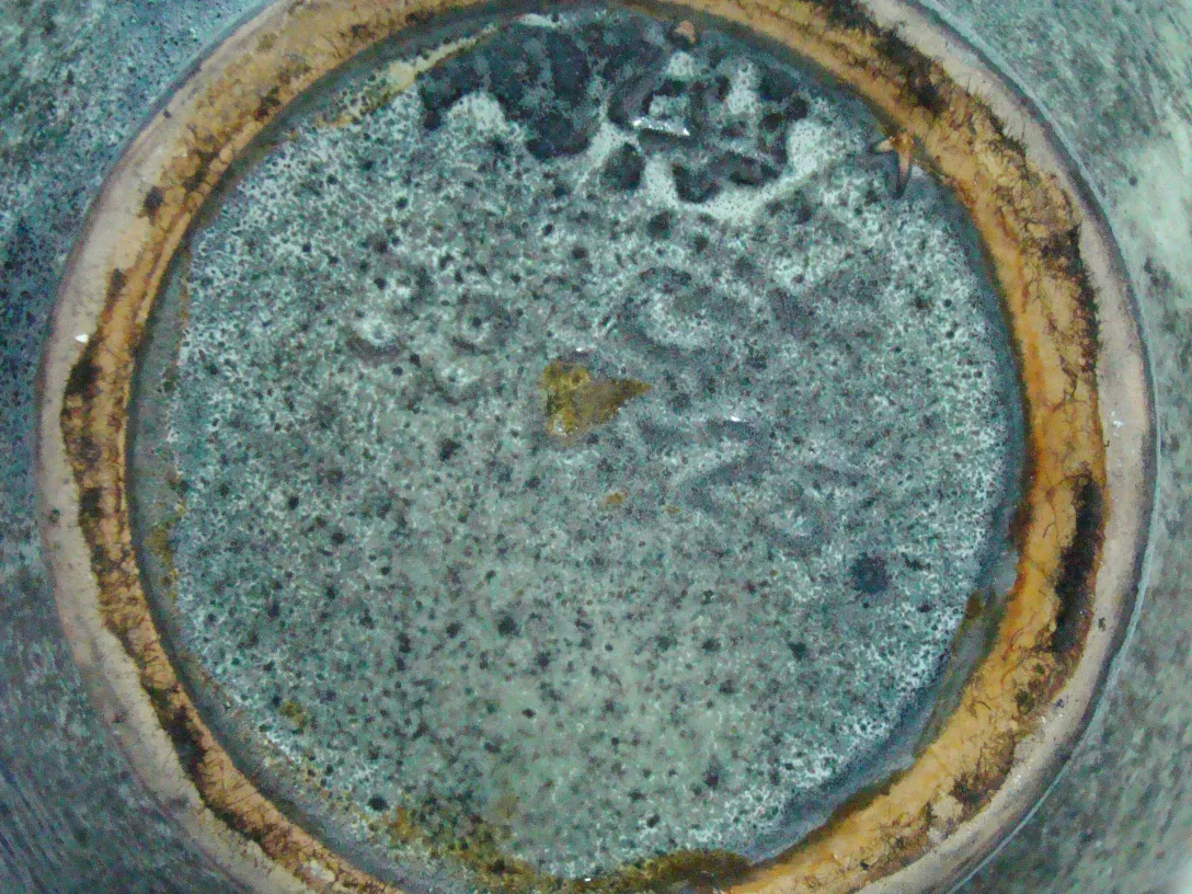 Vista superior de uma cerâmica decorativa antiga com detalhes.