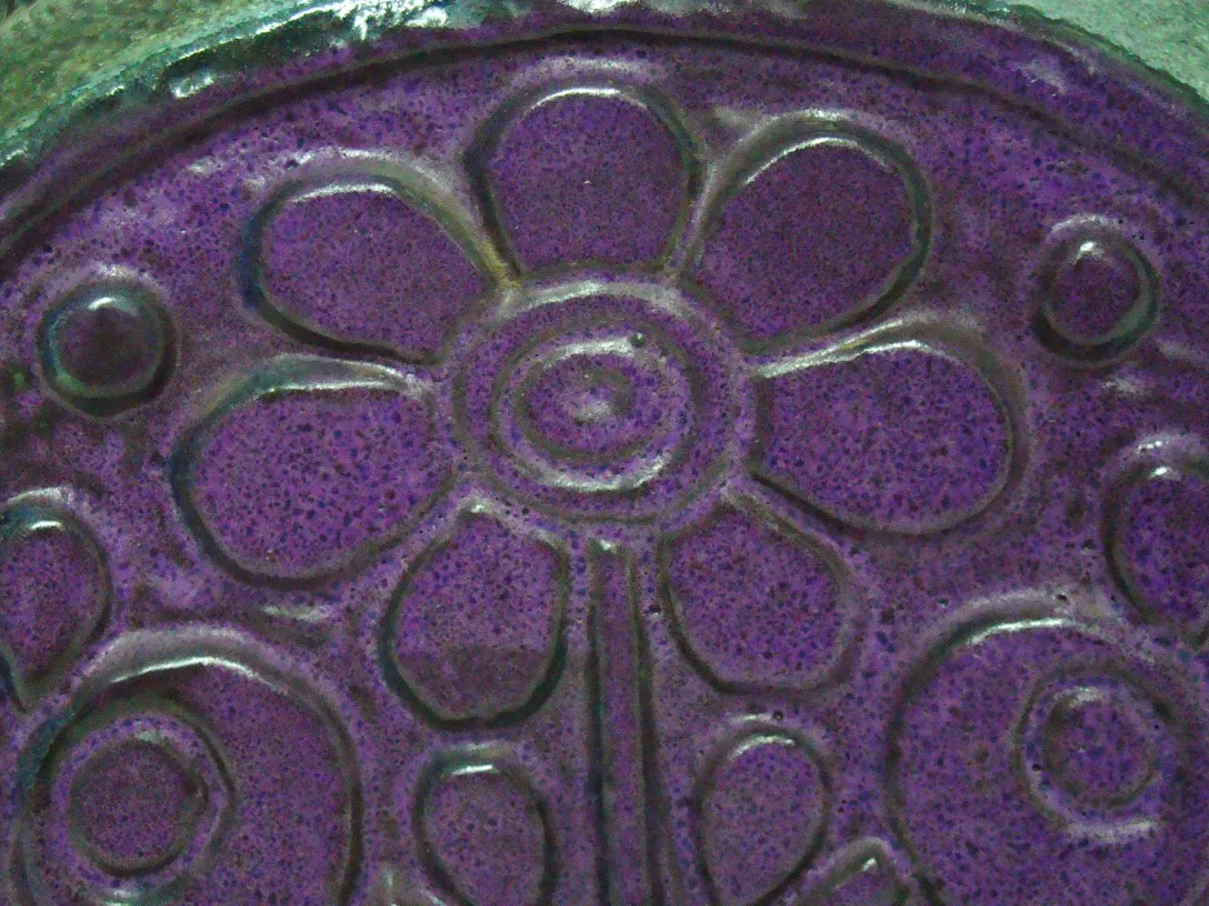 céramique ancienne décorative avec un motif floral en tons violets