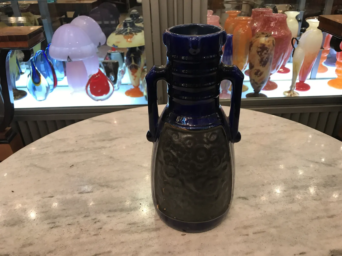 Vase en céramique ancienne avec des couleurs vives, détails décoratifs