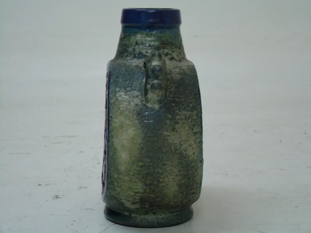 古陶瓷瓶，具有纹理和装饰细节