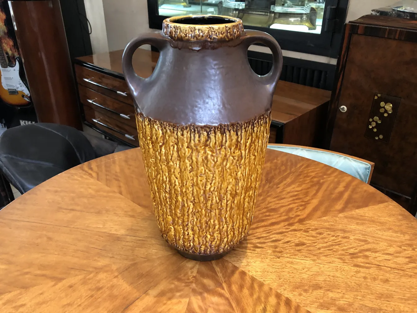 黄色と茶色のテクスチャーの古代の陶器の壺