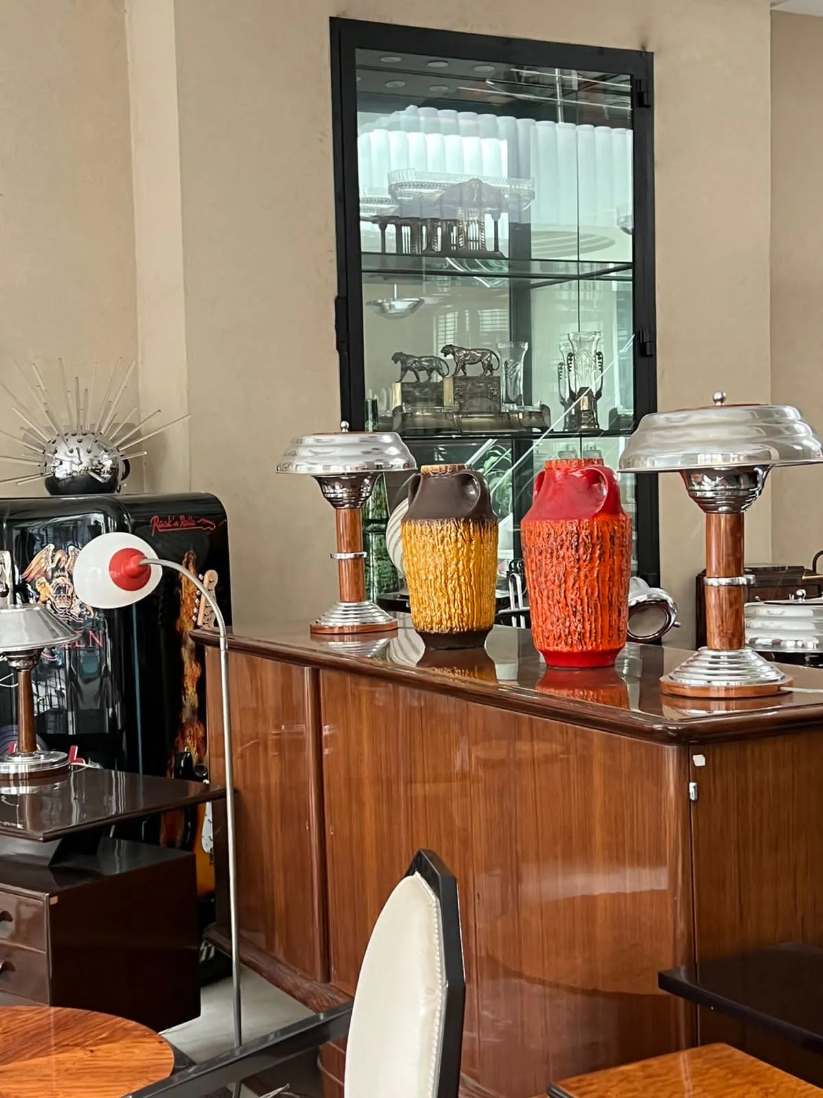 テーブルの上にある3つのカラフルな陶器のアンティーク