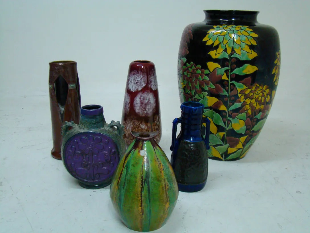 variedad de jarrones de cerámica antigua en diferentes colores