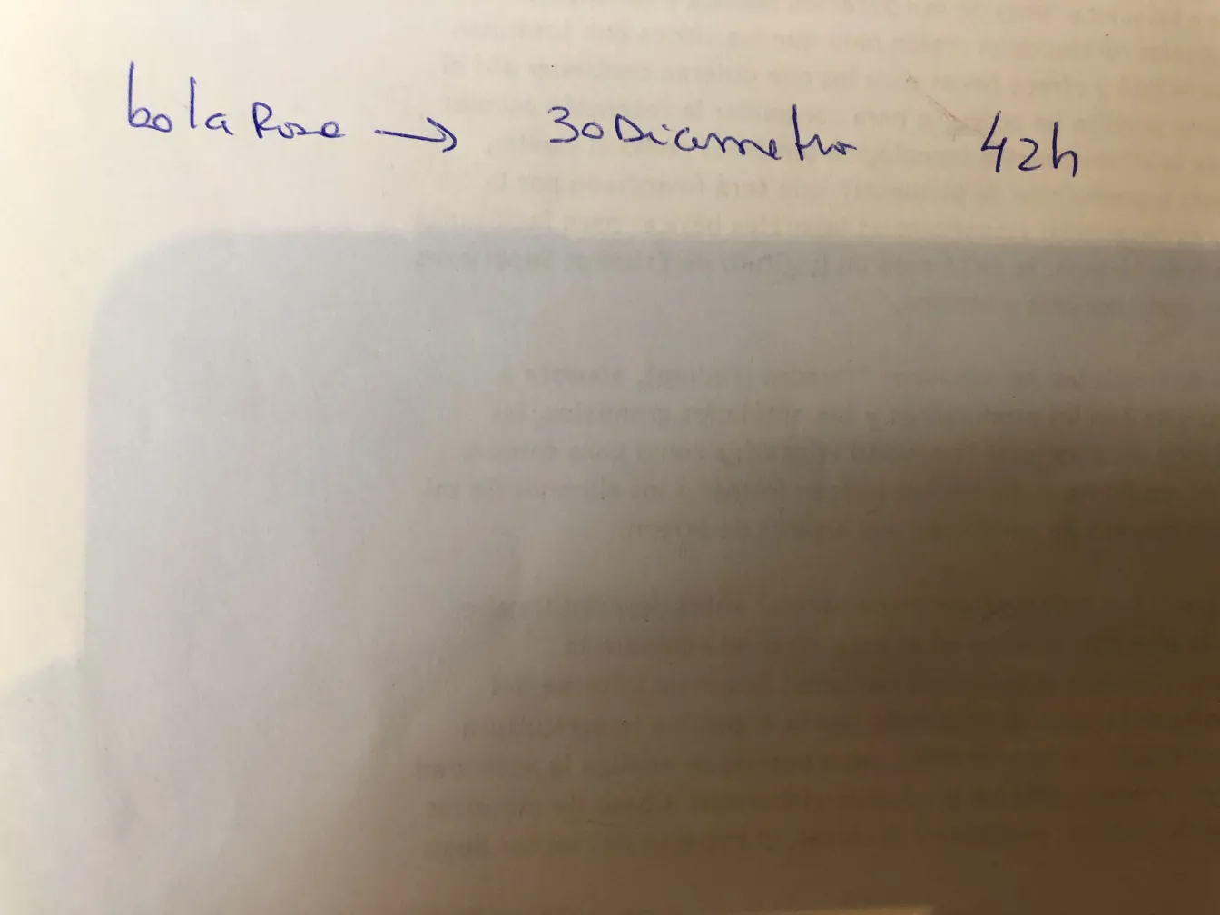 ceramica antica color rosa con dettagli decorativi