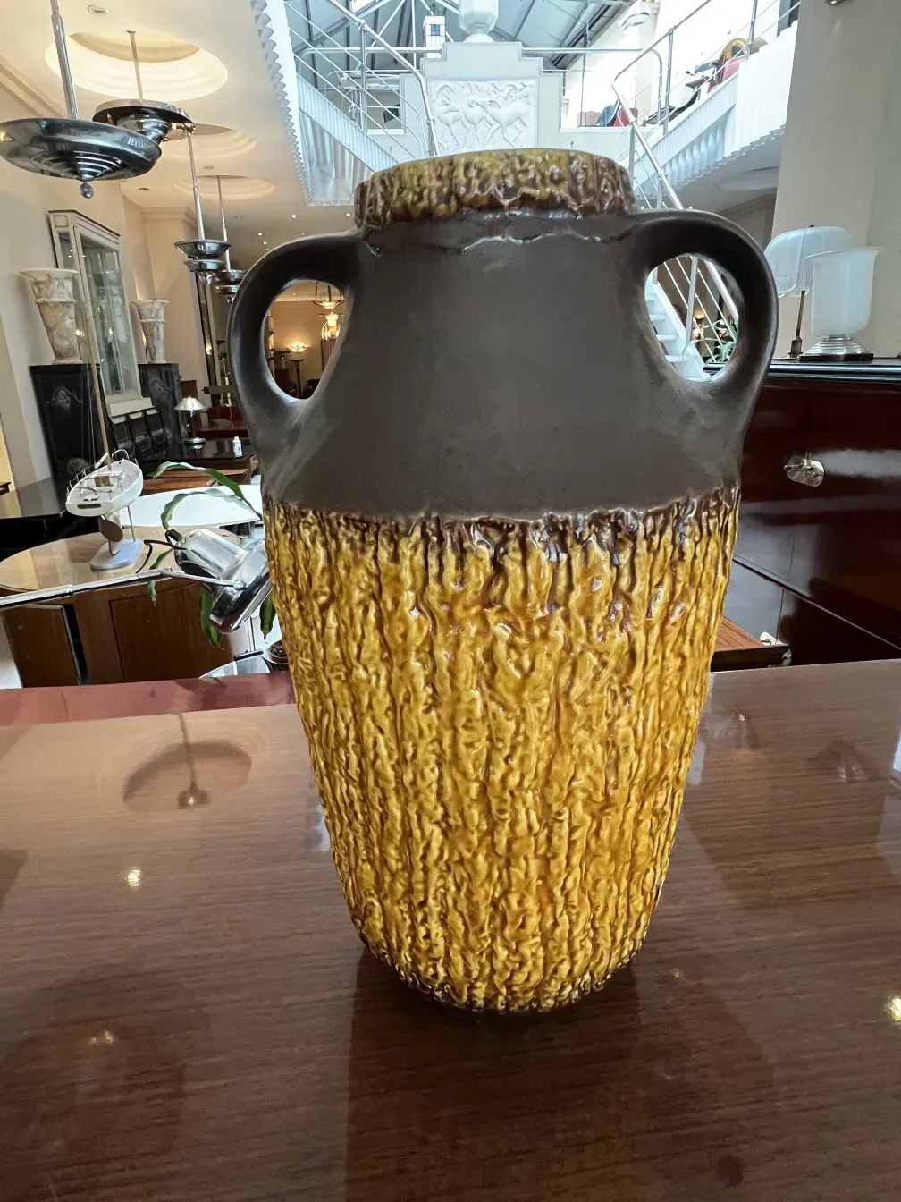 Vaso de cerâmica antiga Carstens Tönnieshof com detalhes texturizados.