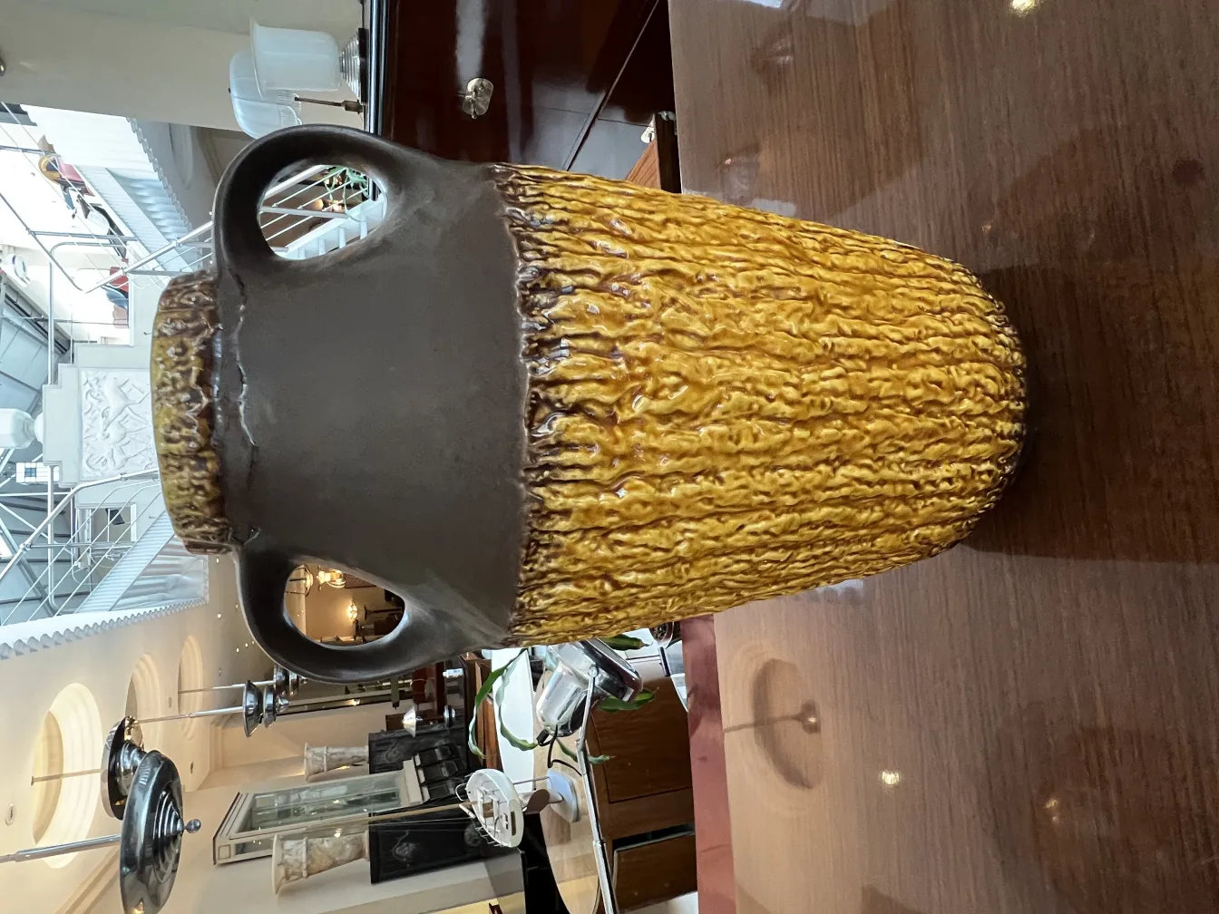 Antiker dekorativer Keramik Vase mit gelber und brauner Textur