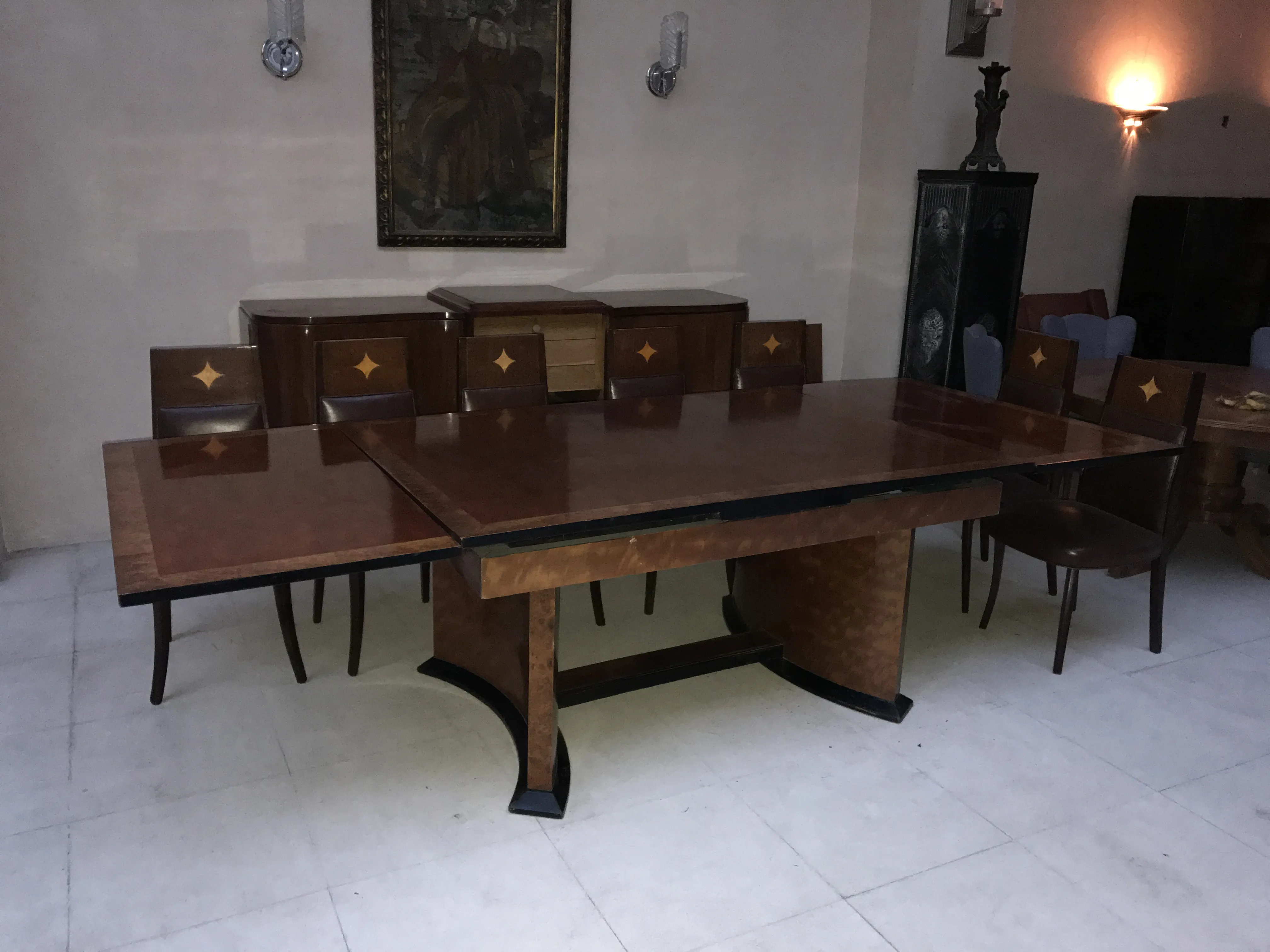 Mesa de jantar antiga para 12 pessoas, de belo design.