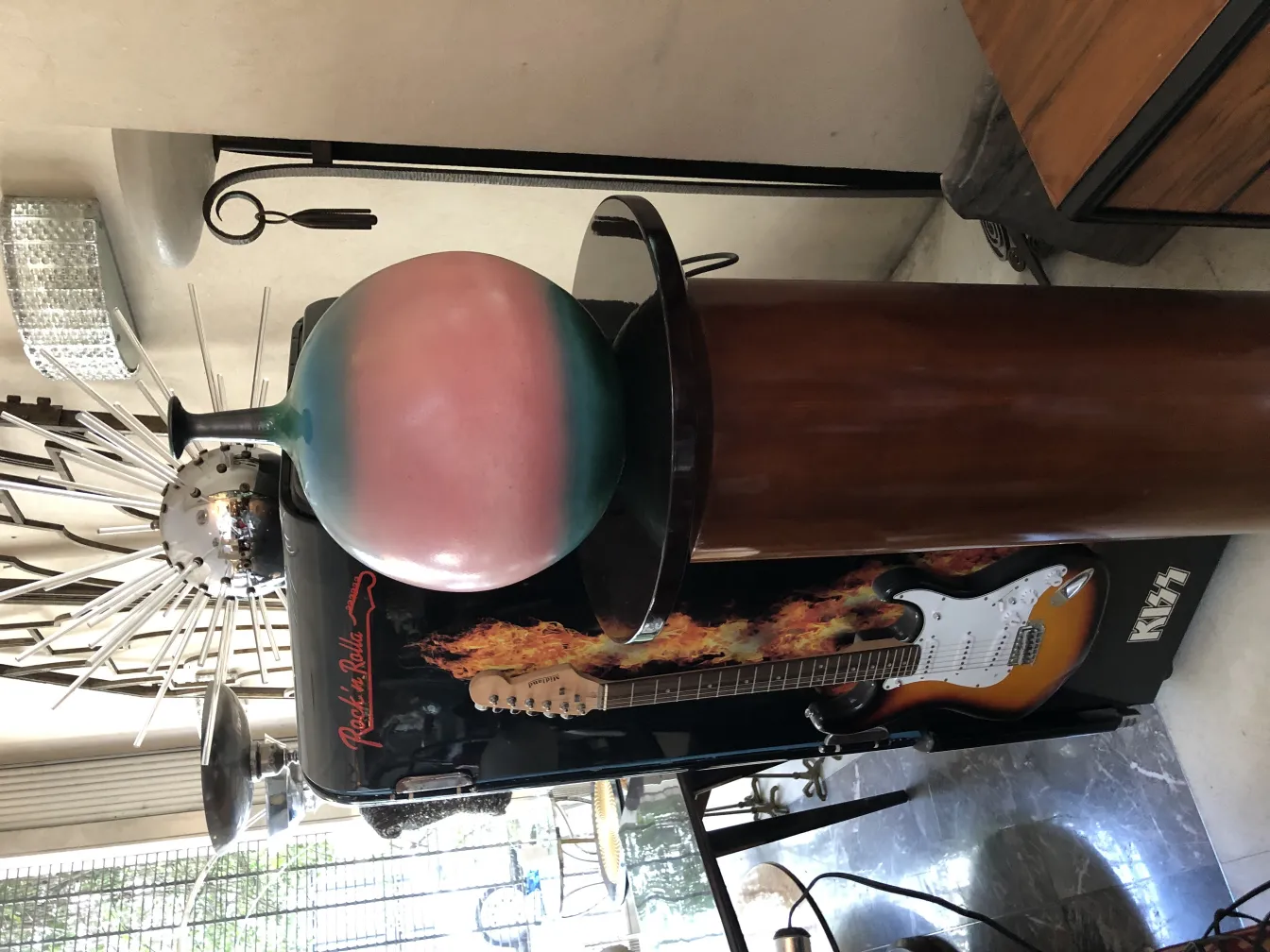 粉色和绿色的古董陶瓷花瓶，置于装饰环境中。