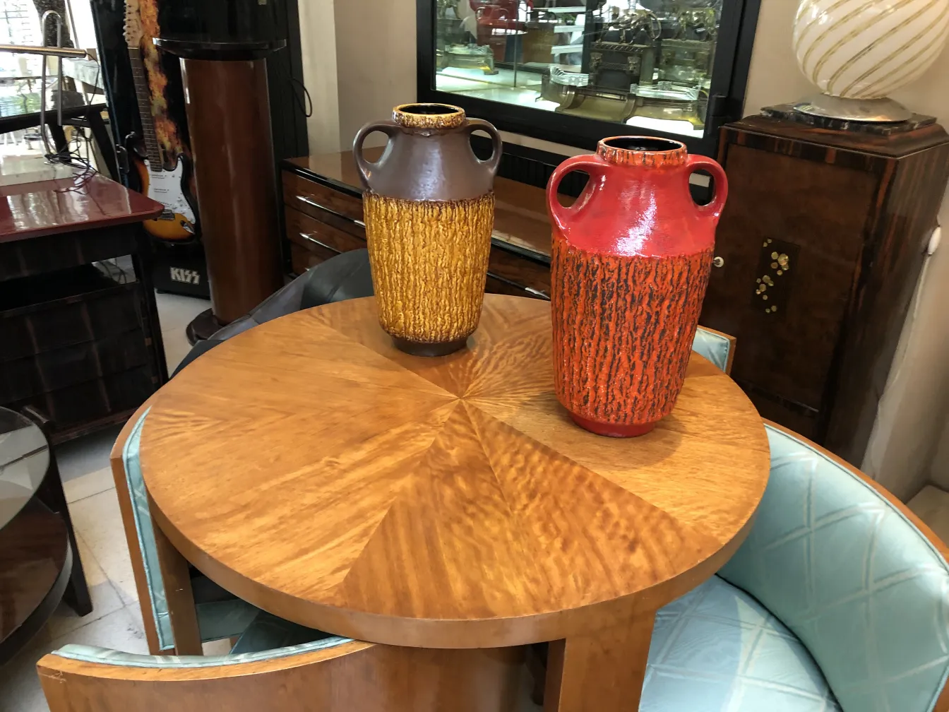 deux vases en céramique ancienne sur une table ronde décorative