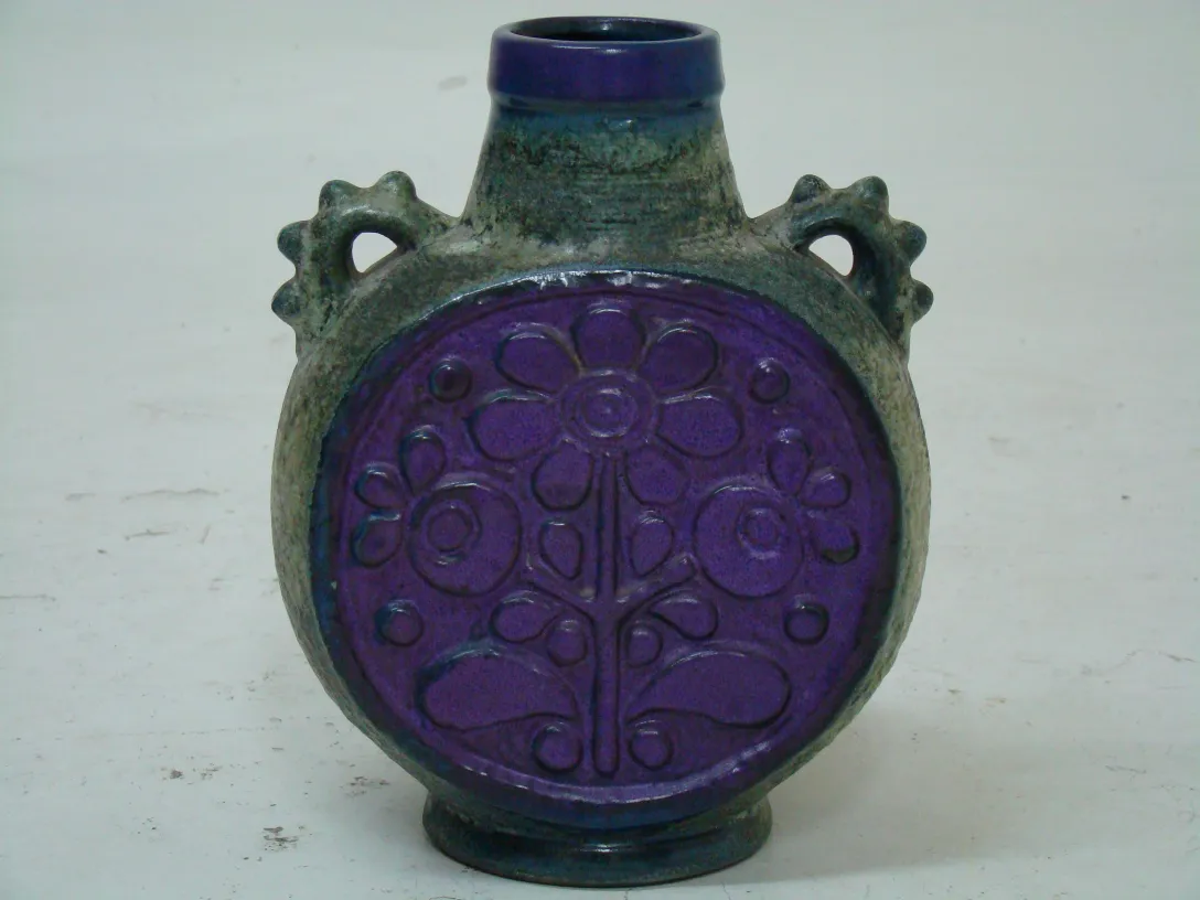 jarrón antiguo de cerámica con diseño de flores moradas