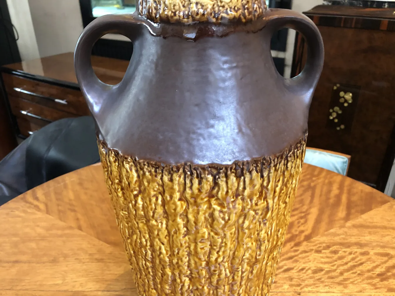 جروخ قديم مع تشطيب ملحوظ بألوان بنية وذهب.