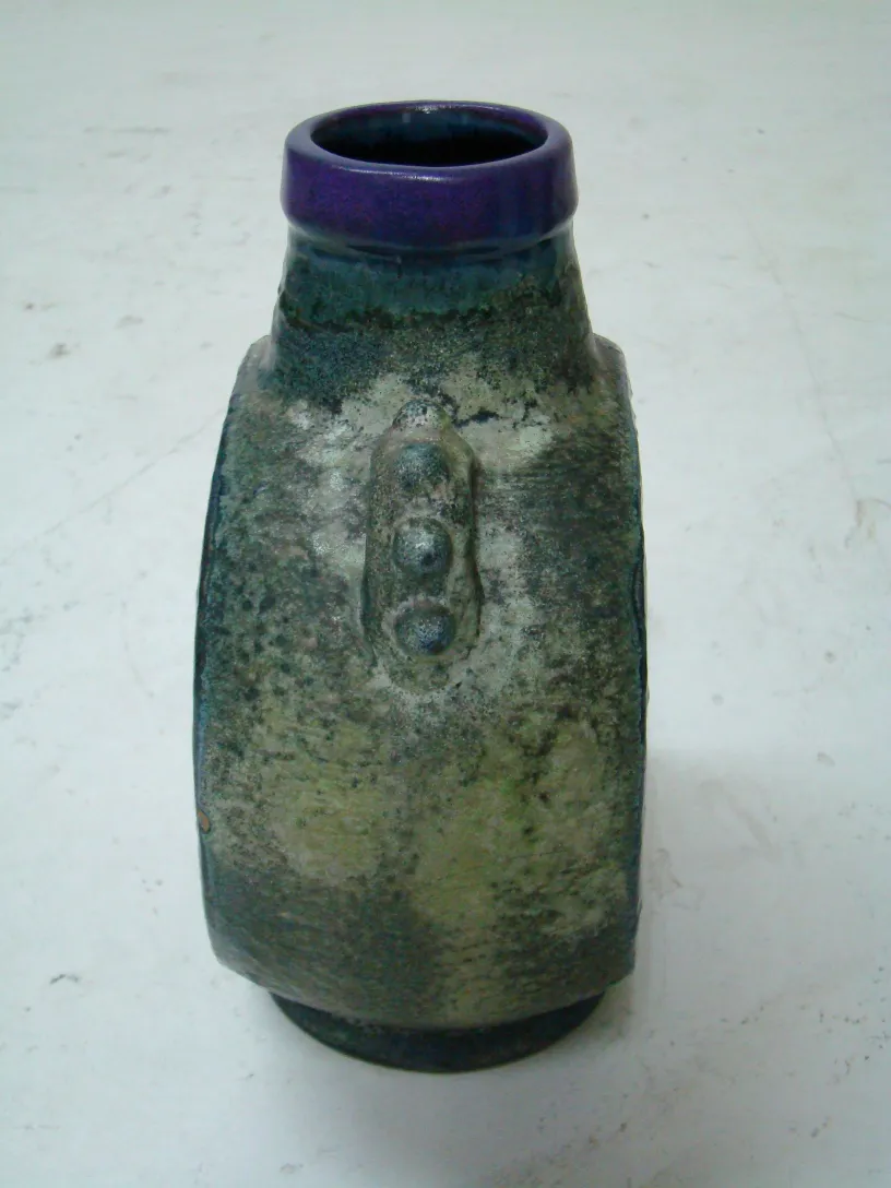 Vaso antigo de cerâmica com detalhes decorativos em verde e roxo