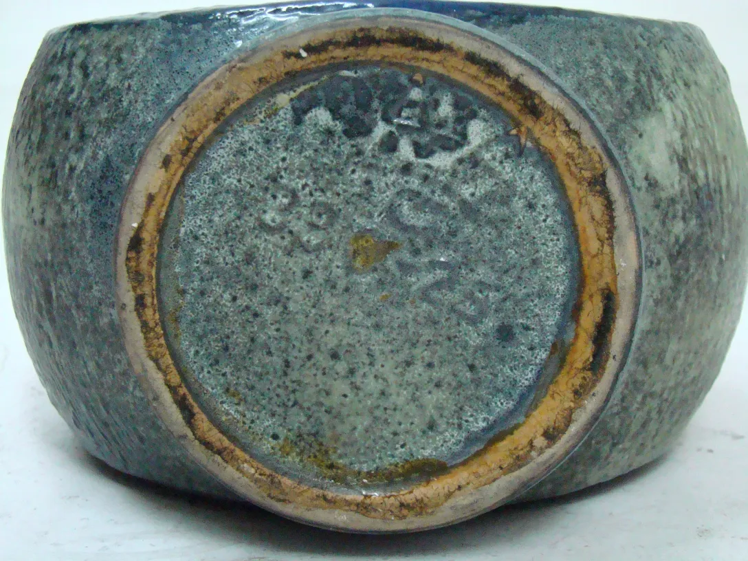 ancienne céramique aux tons bleus et gris avec des détails