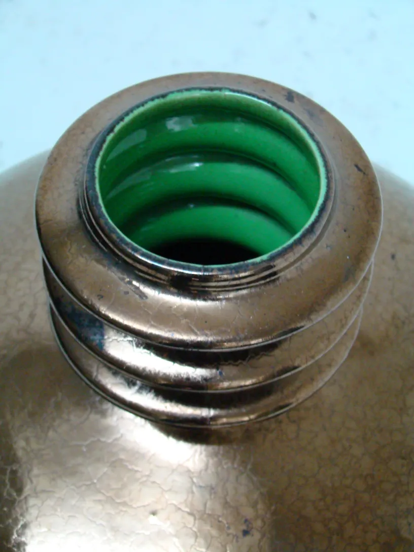 明るい色の古い陶器の詳細