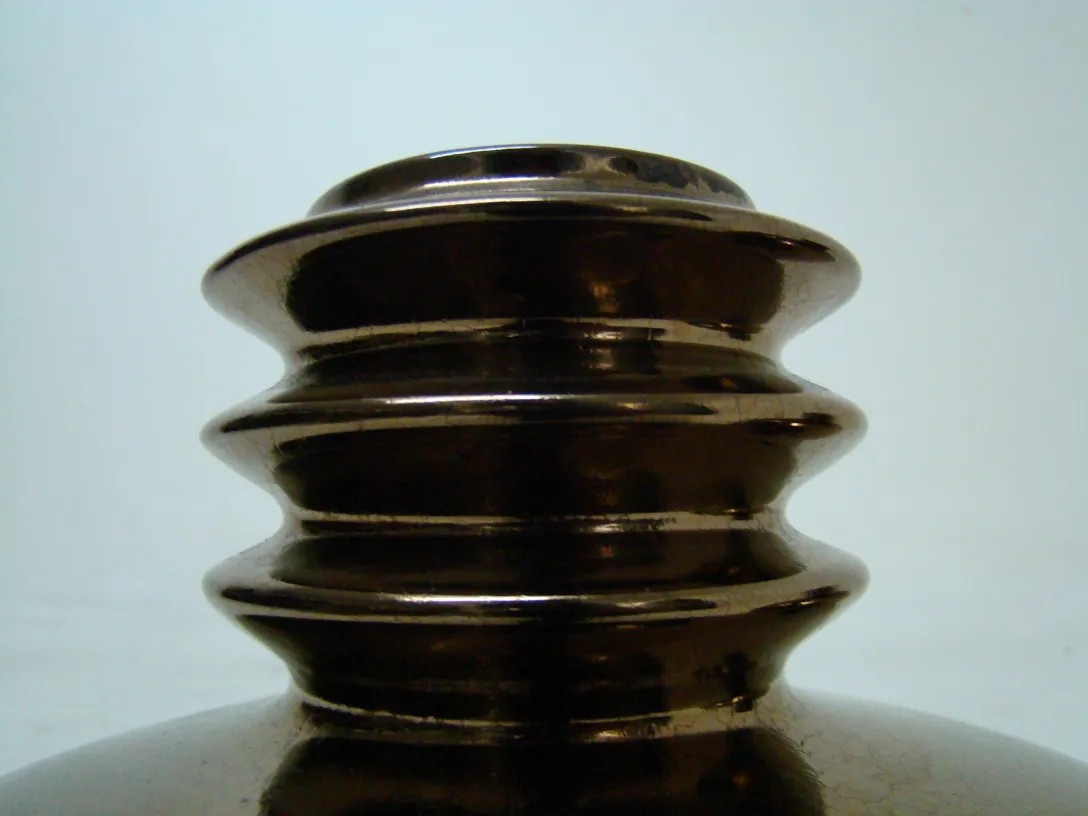 古董装饰陶瓷的细节，带有波浪形状