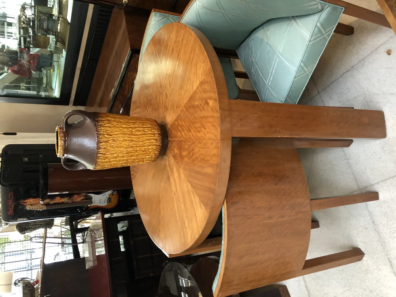 Antike keramische Kanister mit dekorativem Design und brauner Farbe