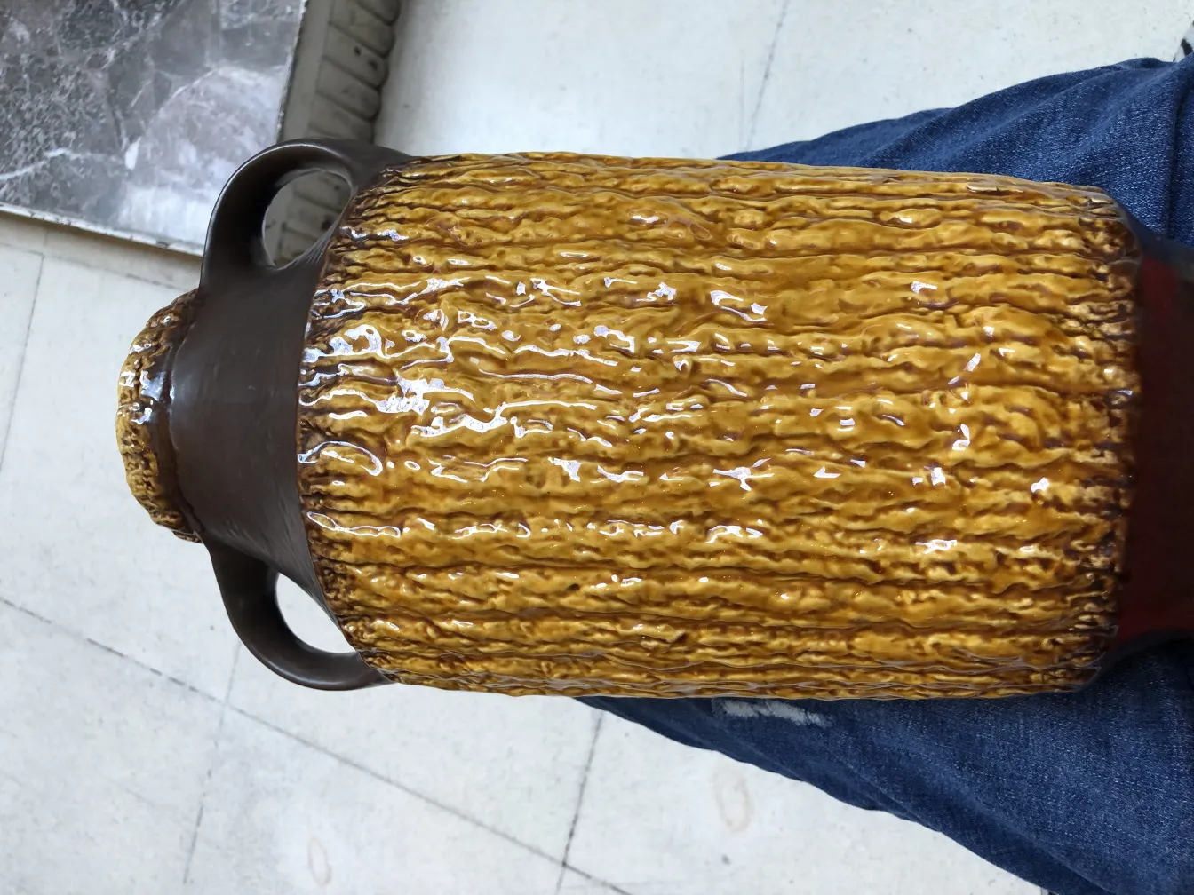 vaso de cerâmica antiga com cor marrom e textura decorativa, ambiente interno